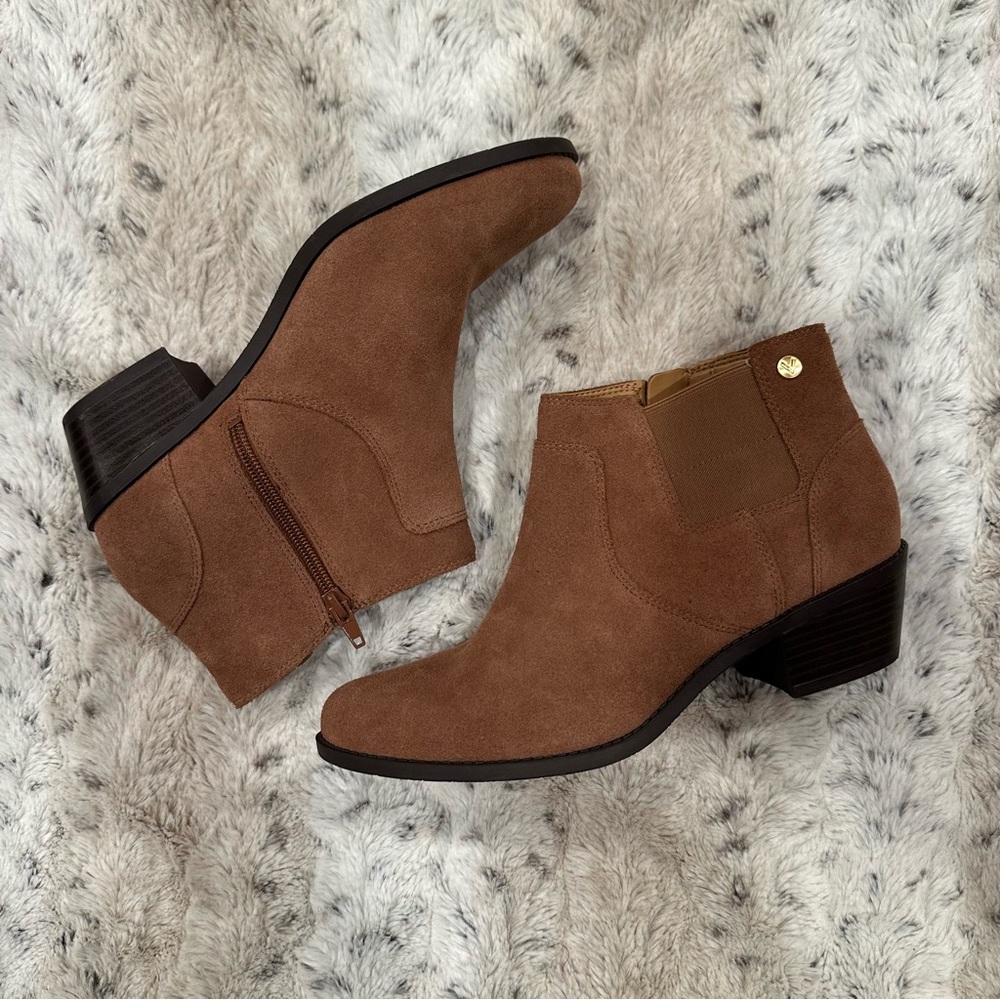 NWOT Vionic Finn Ankle Boots